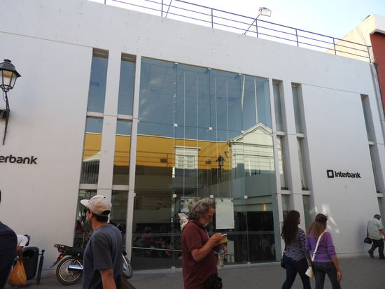 Dazwischen die Glaspaläste der Banken