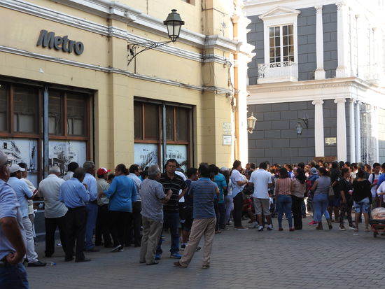 Gedrängel vor einem Geschäft in dem gerade eine Verlosung stattfand. Zocken lieben die Peruaner  sehr.