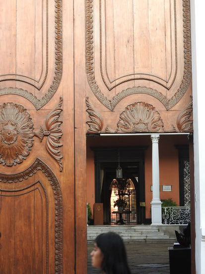 Schöne alte Holztüren sind hier noch viele zu sehen