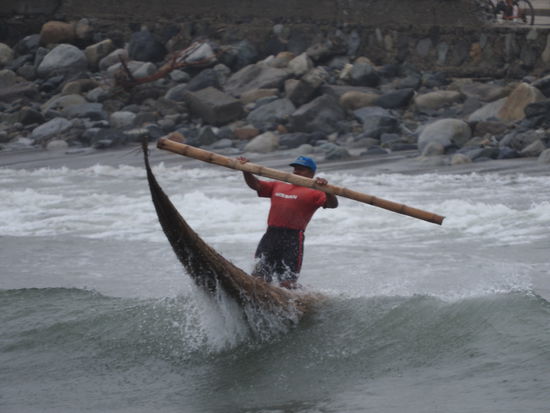 Die Beherrschung der Schilfboote bei Seegang erfordert Akrobatik.