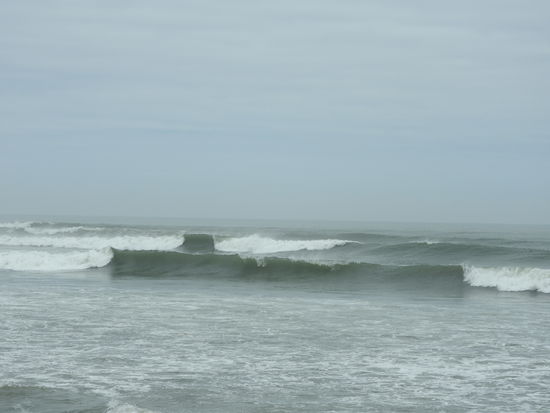 Im kleinen Nachbarort Huanchaco branden die Wellen des Pazifik ans Ufer. Der Badeort ist jetzt zum Winterbeginn hier ziemlich leer. Nur etliche hartgesottene Surfer sind im Wasser.