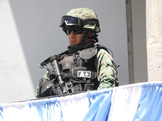 Stark bewaffnete Elitesoldaten und Sprengstoffsuchhunde sorgen für die Sicherheit der Regierungsmitglieder