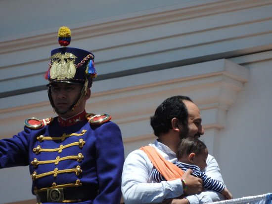 Auch in den angeblichen "Machohochburgen" Südamerikas schadet es Männer im öffentlichen Ansehen nicht wenn sie sich um ihre Kinder kümmern. Dieser Minister kam ganz selbstverständlich mit seinem Sohn im Tragetuch auf den Balkon