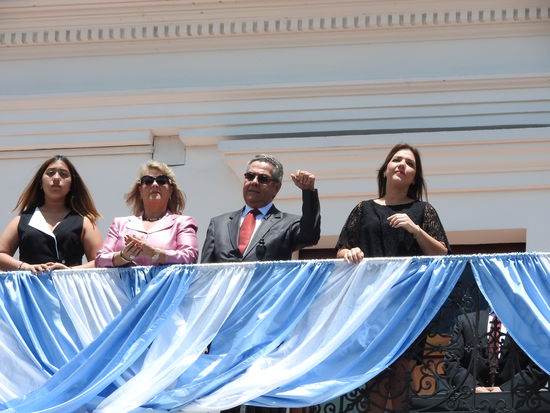 Rechts die Vizepräsidentin der Regierung, die Funktion der Herrschaften links davon haben wir die Vorstellung überhört. Es ist  nicht Präsident Moreno der seit fast 30 Jahren als Folge eines Raubüberfalles im Rollstuhl sitzt