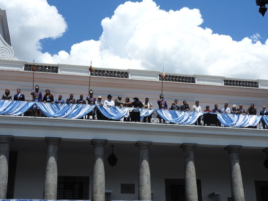 Zu Beginn werden alle Regierungsmitglieder mit Namen und Funktion vorgestellt, der Applaus des Publikums variiert dabei sehr.