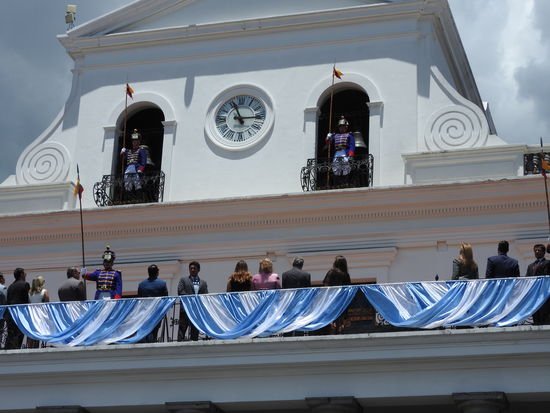 Bei der Flaggenzeremonie begleitet von der Nationalhymne  stehen alle stramm und die meisten, auch die Polizisten und Zuschauer, nehmen es sehr ernst und  singen auch mit.