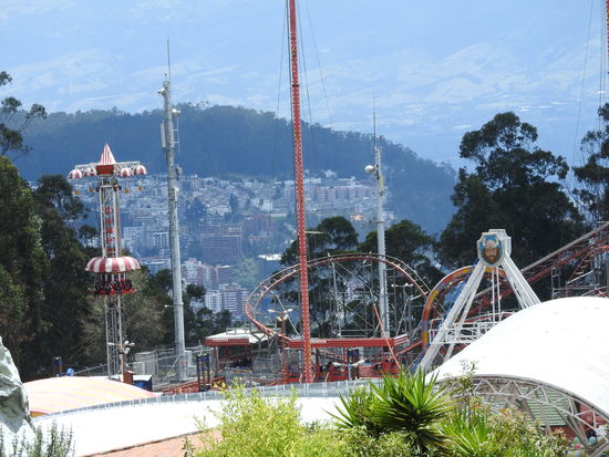 An der Talstation der Seilbahn ist ein großer Vergnügungspark  mit Achterbahn und anderen Fahrgeschäften