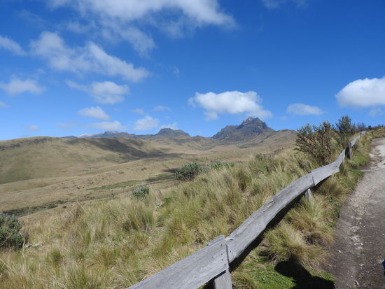 Der Wanderweg ist im ersten Teil gut ausgebaut, es kommen immer wieder Bänke und Aussichtspunkte. Aber man merkt hier die extreme Höhe ganz gewaltig und ist recht langsam unterwegs