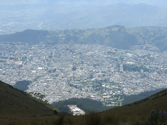 Blick von der Bergstation über einen kleinen Teil von Quito. Beim hochfahren war ein junger Polizist mit in der Gondel der zu seiner 8 Tage dauernden Schicht auf dem Berg gefahren ist. Im Gepäck hatte er auch eine Heizdecke weil es nachts dort oben so kalt wird, er berichtete aber auch über wunderschöne Aussichten abends beim Sonnenuntergang und  nachts wenn in Quito die Lichter brennen