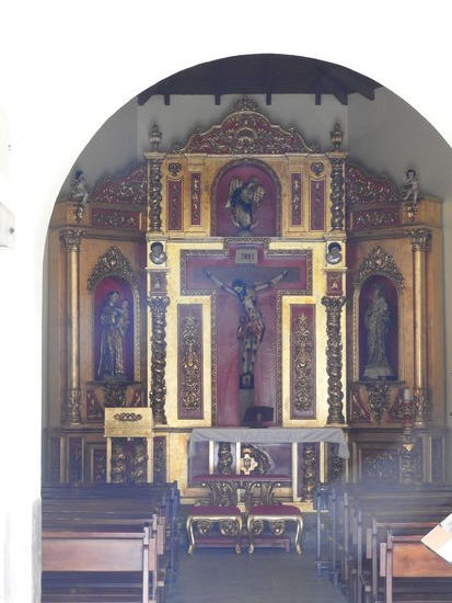 In dem inneren  der Kapelle hat man wenigstens den gelben Strich weggelassen