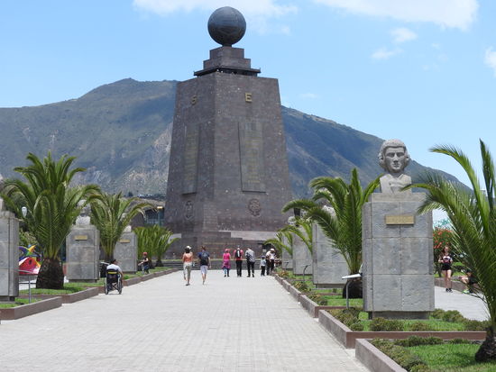 Das Äquatormonument und davor die Büsten der Expeditionsteilnehmer