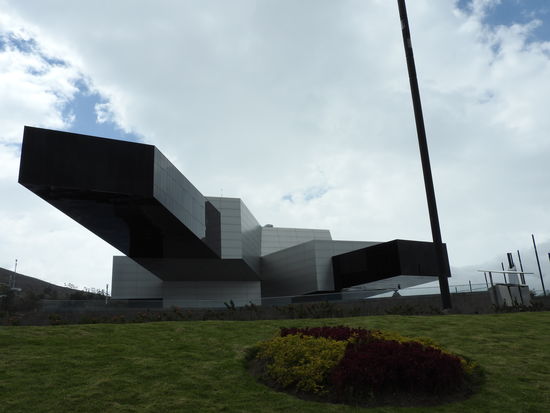 Das Unasur Hauptquartier liegt direkt neben dem Mitad del Mundo und ist ein sehr spektakuläres Gebäude. Mit seinen 2 freischwebenden Flügeln in einem großen  Außengelände mit Wasserspielen war es sicher nicht das günstigste Projekt der "Union Südamerikanischer Nationen"