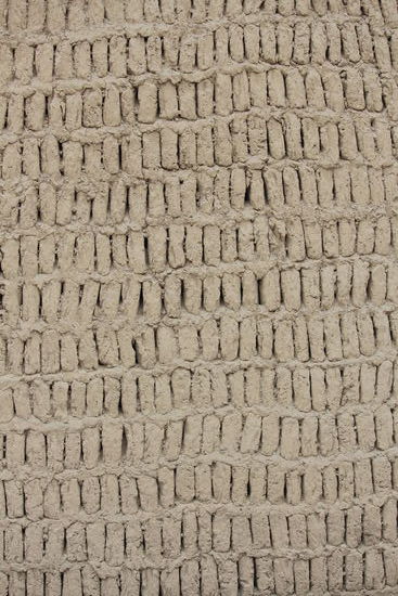 Die Adobeziegel werden dicht hintereinander aufgestellt und dann mit einer Lehmschicht überzogen, darauf kommt dann die nächste Ziegelreihe. Da zwischen den Ziegeln immer kleine Zwischenräume sind war das Gebäude gegen Erdbeben geschützt.