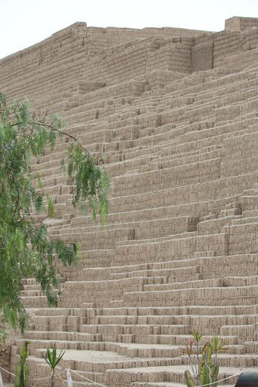 Die Pyramiden sind massiv ohne inneren Räume bis zu 35m hoch gebaut , die Zeremonienfläche war auf der oberen flachgebauten Ebene.