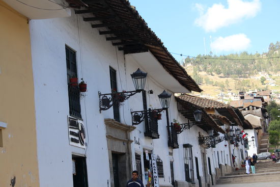 Kleine Fußgängerzonen mit schönen und gepflegten alten Häusern ziehen sich den Hang hoch