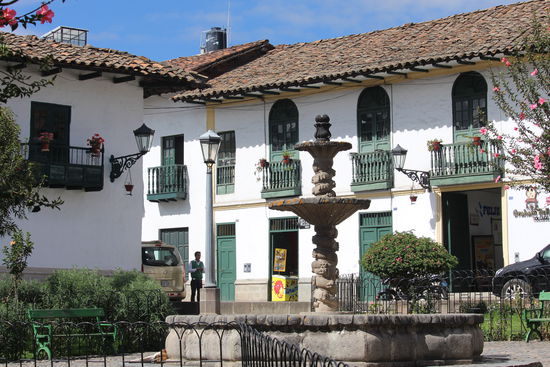 Immer wieder kommen kleine Plätze mit Brunnen, Bänken und Bepflanzung