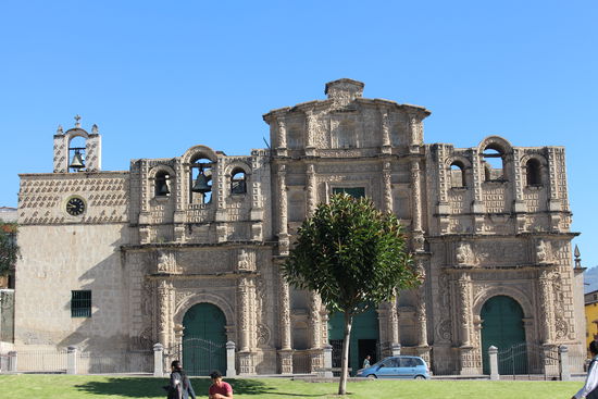 Die aus Vulkangestein gebaute Kathedrale  ist im 16. Jahrhundert begonnen worden aber erst 1960 mit den Glockentürmen vollendet worden.