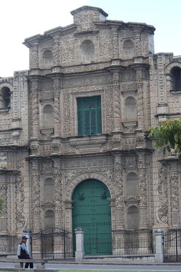 Die komplette Kirche ist mit Steinmetzarbeit überzogen, im Gegensatz zur üppigen Fassade ist sie innen schlicht und einfach, sehr schön.