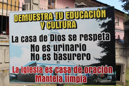 Das Haus des Herrn ist zu respektieren,  es ist keine Bedürfnissanstalt und keine Müllkippe, darauf wird nochmals extra groß hingewiesen.