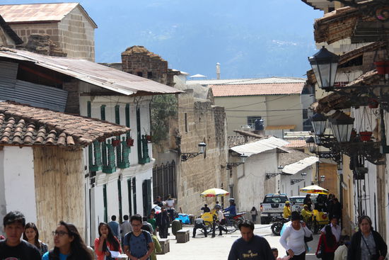 Auf den Treppen der Fußgängerstraßen treffen sich abends die Leute, sitzen auf den Stufen, trinken etwas und essen zusammen. Sehr gemütlich