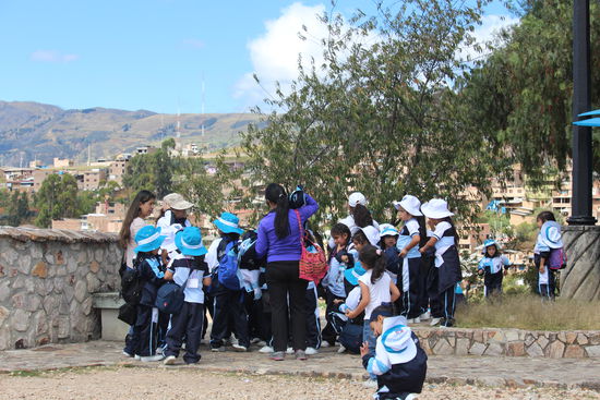 1. Klassler beim Heimatkundeausflug in Schuluniform, die verpflichtend ist und  es armen Familien erschwert alle Kinder zur Schule zu schicken.