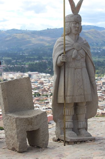 Silla del Inka - Angeblich saß auf diesem Stuhl der rechtmäßige Inkaherrscher, zuletzt Atahualpa. Heute sitzen dort Touristen und werden für 1 Soles mit Krone und Herrscherstab geschmückt.