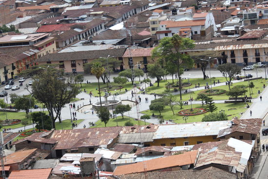Die Plaza da Armaz  ist in allen Städten und Dörfern so etwas wie der Mittelpunkt. Früher war der "Platz der Waffen" der Ort an dem die Verlierer von Aufständen, meistens das Volk, seine Waffen abgeben mussten und die Anführer hingerichtet wurden. Heute ist es der Platz um sich zu treffen, zu flanieren und im Gras oder auf einer Bank zu sitzen.