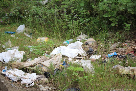 Schilder wie oben könnte man in Peru überall aufhängen. der Müll wird aus dem Auto- oder Busfenster geworfen, in Grünanlagen und Flüsse gekippt. Und gerade Plastik wird hier unendlich viel verwendet, wir fallen mit unserer Baumwolltasche schon immer auf und jeder Verkäufer ist erstmal irritiert dass wir unsere Einkäufe nicht in x Plastikbeutel verpackt haben wollen. Sie  schütteln auch manchmal den Kopf über uns komische Ausländer.