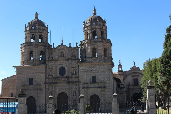 Die Iglesia San Francisco ist innen mit mehreren Barockaltären prunkvoll ausgestattet.