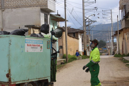 Müllabfuhr mal anders in Celendin - der Minilaster macht laute Musik und der Arbeiter mit Gasmaske tänzelt dazu und sammelt die Mülltüten ein.