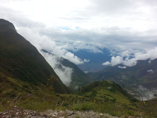 Morgennebel steigen aus den Andentälern auf die weit über 2.000m tiefer liegen und gigantische Ausblicke liefern.