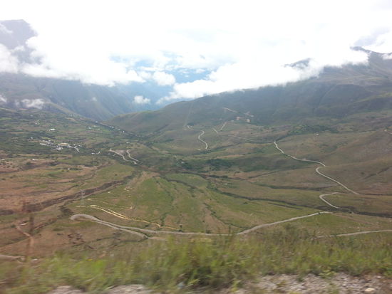 In einem Kleinbus mit 7 Passagieren plus Fahrer über Serpentinen von ca, 2.600m auf 3.000m, dann runter auf fast 1.000m und wieder hoch auf über 3.300m und dann nochmal auf 2.200 runter, das ist wie mehrere Stunden Achterbahn fahren. Die tollen Ausblicke können nicht alle wirklich genießen.
