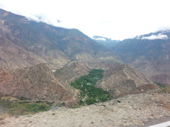 Man sieht an den grünen Tälern wo die Flüsse verlaufen, sofort explodiert die Vegetation