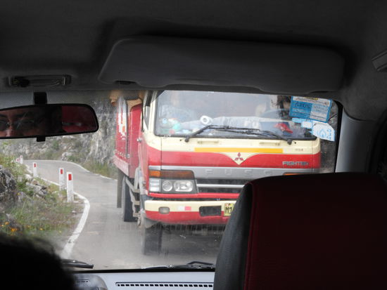 Bei Gegenverkehr ist zentimetergenaues manövrieren gefragt. Darin sind die peruanischen Fahrer und hier speziell die Bus- und LKW Fahrer Meister.