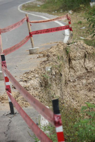 Weggebrochene Straßenstücke werden großzügig mit  Plastikband abgesperrt, davon gibt es auf den Passstraßen nach den Herbstunwettern viele und nachdem es da hunderte Meter in die Tiefe geht  ist uns nicht klar wie die Pässe instand gesetzt werden sollen. Wenn keine Absperrmarkierungen zur Hand sind werden einfach Felsbrocken als Begrenzungen hingelegt.