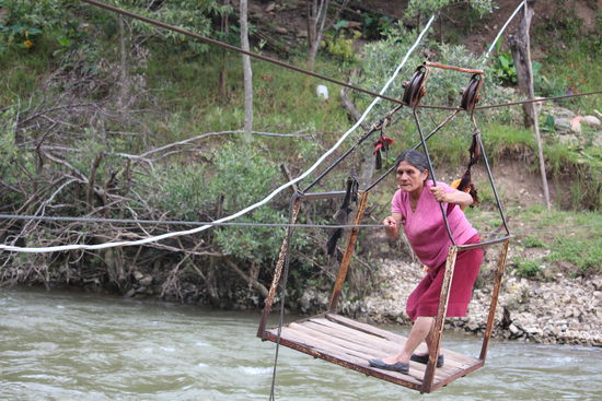 Unser Fahrzeug über den Fluss kommt gerade an. Ganz wohl ist mir nicht dabei, Konrad nimmts ganz locker.