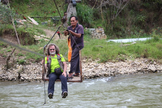 Bei der Hinfahrt mit Senora Felix mussten wir alle beide auf einmal und auch noch stehend übersetzen. Senor Felix fand das zu gefährlich und hat uns einzeln, sitzend über den Utcubamba gebracht, das war weniger wackelig und hat dann sogar Spaß gemacht.
