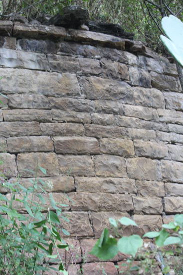 Totentürme der Chachapoyas  eng am Berg gebaut und nur über einen schmalen Weg erreichbar