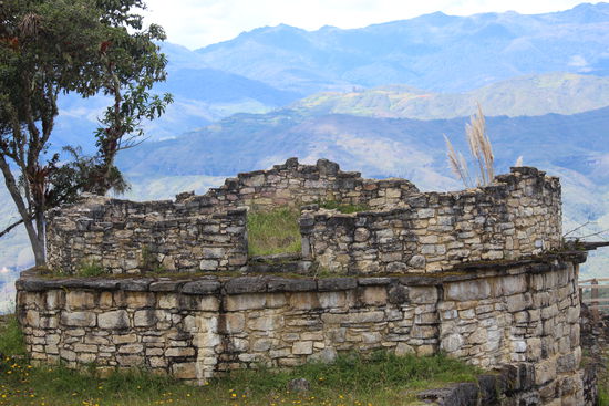 Nach der Außenmauer  im äußeren Ring  waren dann über 450 Rundhäuser und boten einigen Tausend Menschen ein Zuhause. Hier wohnte und arbeitete das Volk
