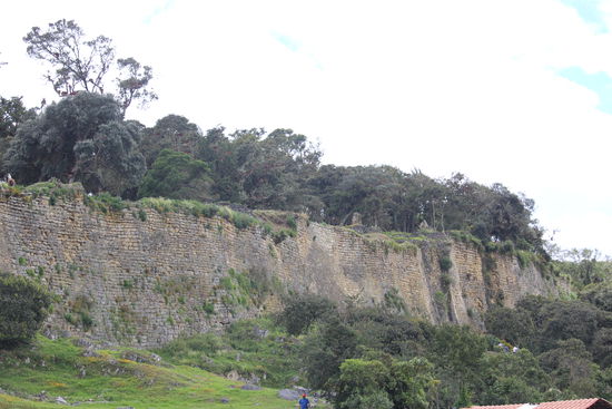 Die Festung Kuelap erstreckt sich auf einem Felsplateau in 3.000m Höhe über 7 Ha.  Sie ist 584m lang und 150m breit und komplett umfasst von einer fast 20m hohen Mauer.