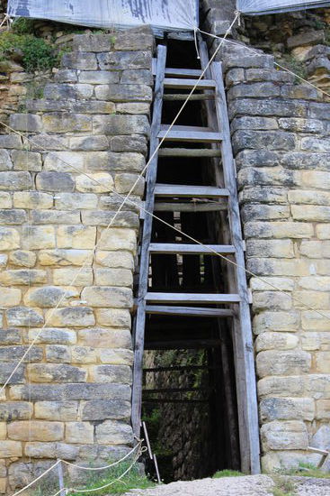Durch das Haupteingangstor konnten noch mehrere Menschen gleichzeitig die Festung betreten