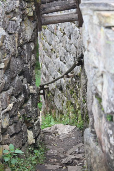 In den inneren Ring wo die Verwaltung, die Führer und Priester wohnten ist der Zugang dann so eng dass nur noch ein Mensch durchkommt. Dadurch wurde die Verteidigung der Festung erleichtert