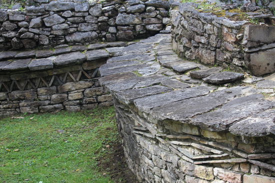 Auch hier wieder links die stilisierte Schlange und rechts der Kondor.