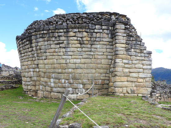 Im Tempel wurden Keramiken der Chachapoyas, der Inka und der Wari gefunden, das legt nahe dass die Anlage nacheinander von verschiedenen Kulturen benutzt wurde. Die Spanier haben Kuelap nicht gefunden.