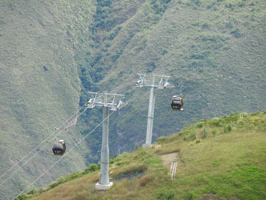 Die Seilbahn geht erst runter ins Tal des Rio Tingo, überquert es und dann geht's an der anderen Talseite nach oben.