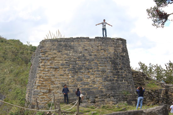 Wegen solchen Idioten, die jede Absperrung missachten und überall raufklettern, alles anmalen und Initialen einritzen müssen, darf Macchu Picchu ab Juli nur noch in Kleingruppen mit Guide besichtigt werden.