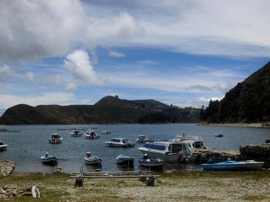 Der "Hafen" von Yampupata. Am gegenüberliegenden Ufer: Die Isla del Sol.