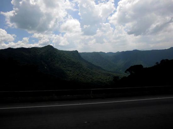 Schlechter Fotograf, schlechter Kamera &amp; ein sich bewegender Bus. Die Landschaft hätte sich ein besseres Foto verdient.