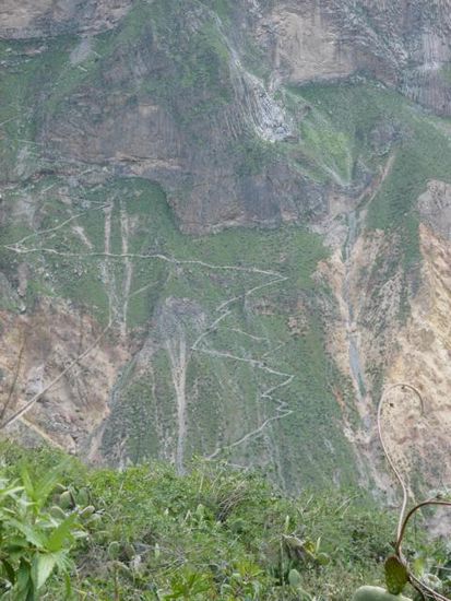 Der Schlussteil des Abstiegs ist von der gegenüberliegenden Seite sehr gut zu sehen.