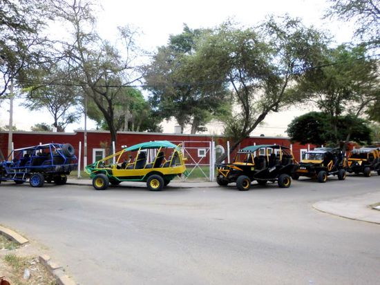 Die Buggys warten schon auf uns (und jeden anderen zahlungswilligen Kunden).
